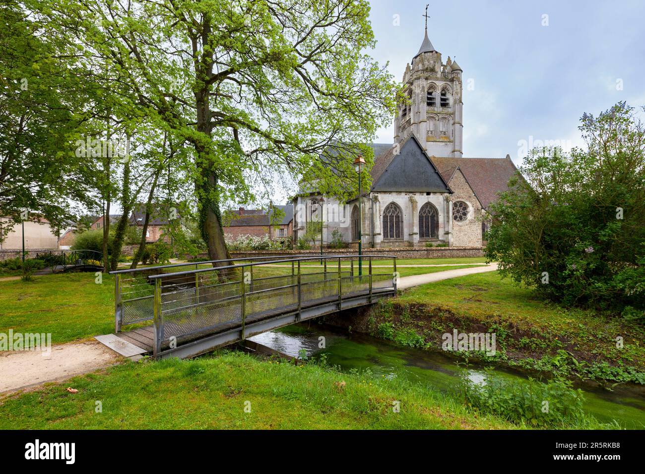 Francia, Eure, Rugles, Saint-Germain chiesa e giardino Foto Stock