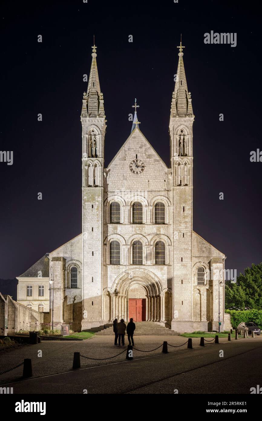 Francia, Seine-Maritime (76), Saint-Martin-de-Boscherville, Abbazia di Saint-Georges, festival Stones in Lights (Pierres en Lumières), facciata ovest, cancello principale illuminato Foto Stock