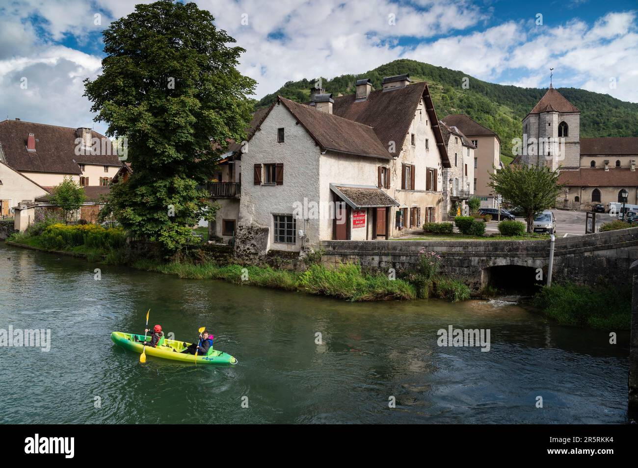 Francia, Doubs, Ornans, valle Loue, percorso in bici da strada, una canoa sul fiume Lou a Vuillafans Foto Stock