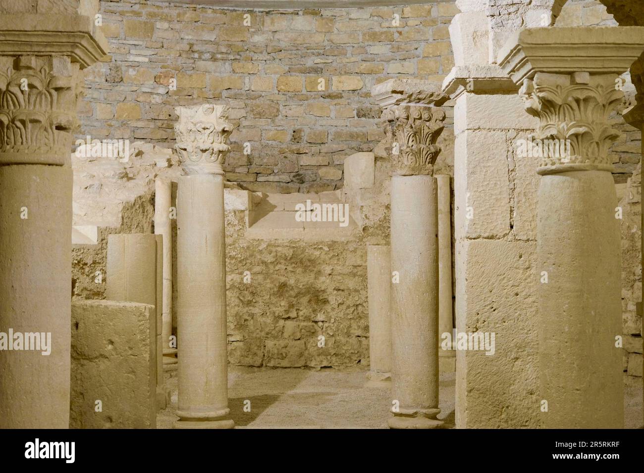 Francia, Cote d'Or, Flavigny sur Ozerain, etichettato Les Plus Beaux Villages de France (i più bei villaggi della Francia), cripta carolingia dell'ex abbazia benedettina che ospita la fabbrica Anis de Flavigny Foto Stock