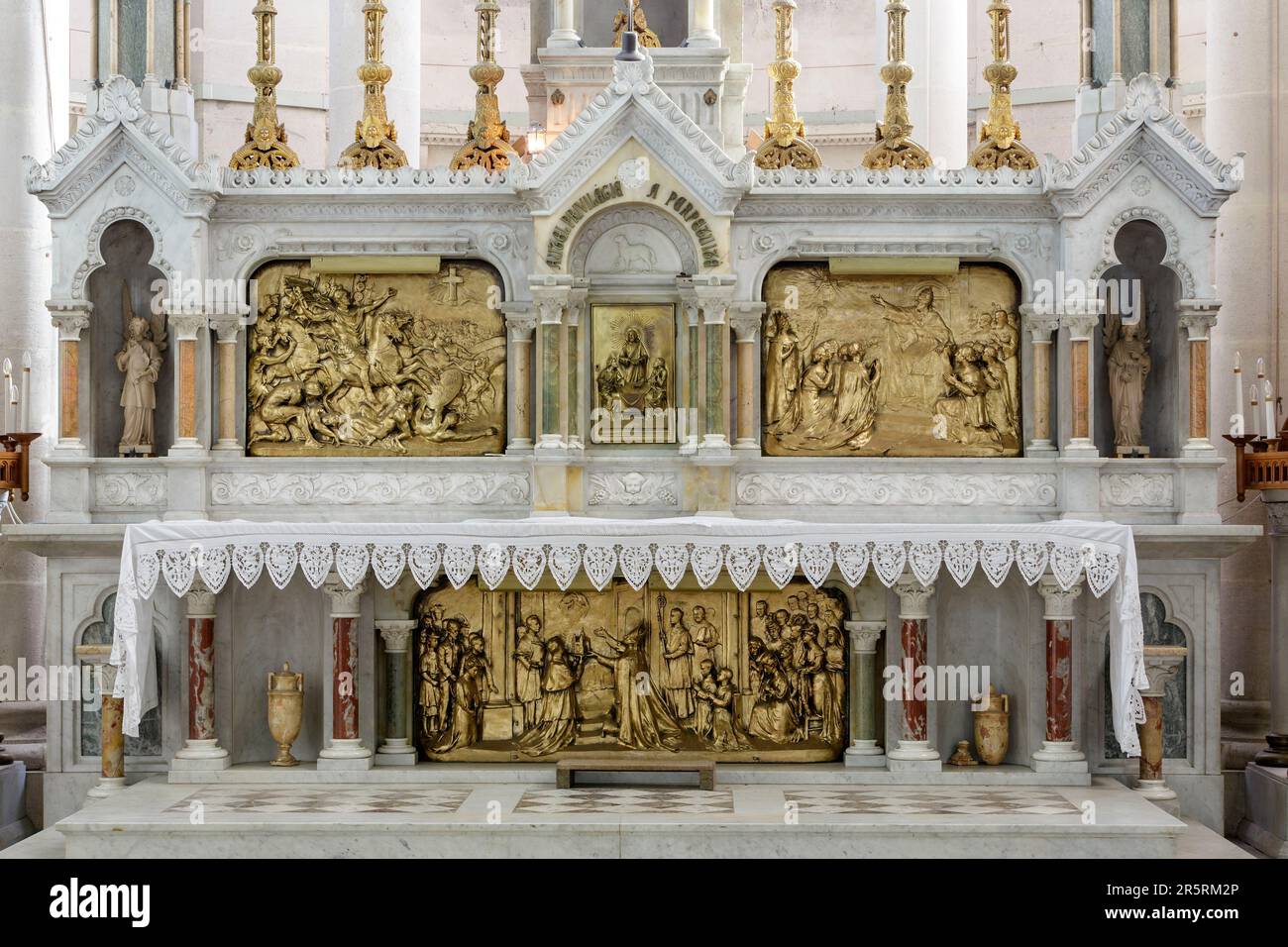 Francia, Meurthe et Moselle, Nancy, la basilica del Sacro cuore di Nancy in stile romano bizantino situata in Rue de Laxou, l'altare maggiore contenente alcune reliquie di Saint Pierre e Saint Paul è stato realizzato da Pierson di Vaucouleurs e Etienne Marble Company di Nancy, il bassorilievo in bronzo di uno dei creatori dell'Ecole de Nancy (scuola di Nancy) in stile Art Nouveau con sulla sinistra l'aspetto della croce illuminata a Constantin nel 312, sulla destra, il cuore Holly in basso MRG Turinaz e Chanoine Blaise mostrano la basilica al cuore Holly Foto Stock