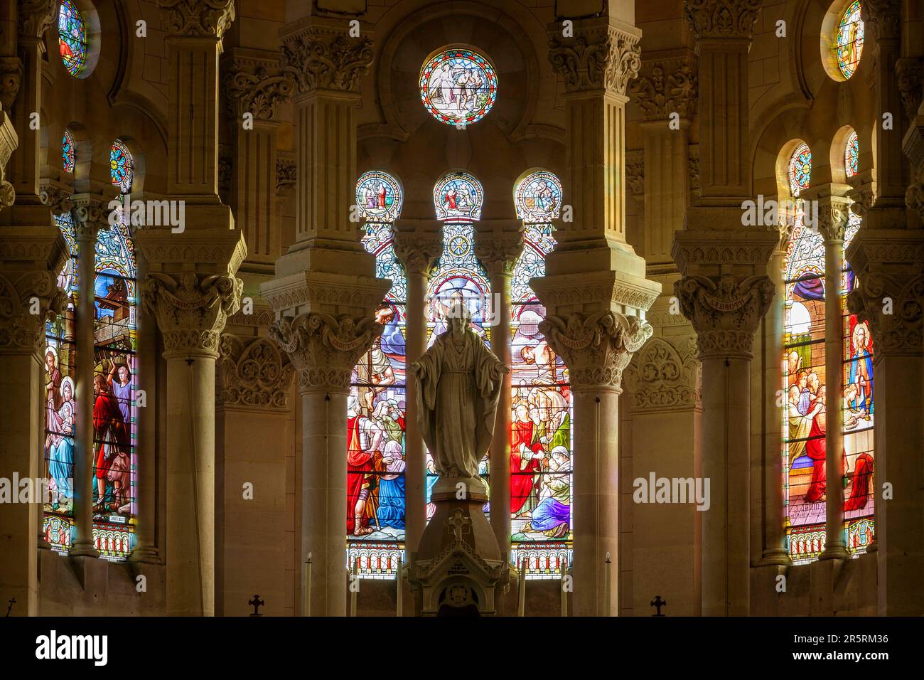 Francia, Meurthe et Moselle, Nancy, la basilica del Sacro cuore di Nancy in stile romano bizantino situata in Rue de Laxou, le vetrate del coro di Joseph Janin nel 1905, i teli che visitano la mangiatoia a destra, l'ultima cena a sinistra entrambi distrutti dai bombardamenti del 1917, restaurata nel 1921 dal figlio maestro vetraio Georges Janin, Gesù sulla croce da Joseph Janin nel 1905 al centro, statua di Gesù cristo scolpita nella bottega Victor Huel in marmo di Carrare Foto Stock