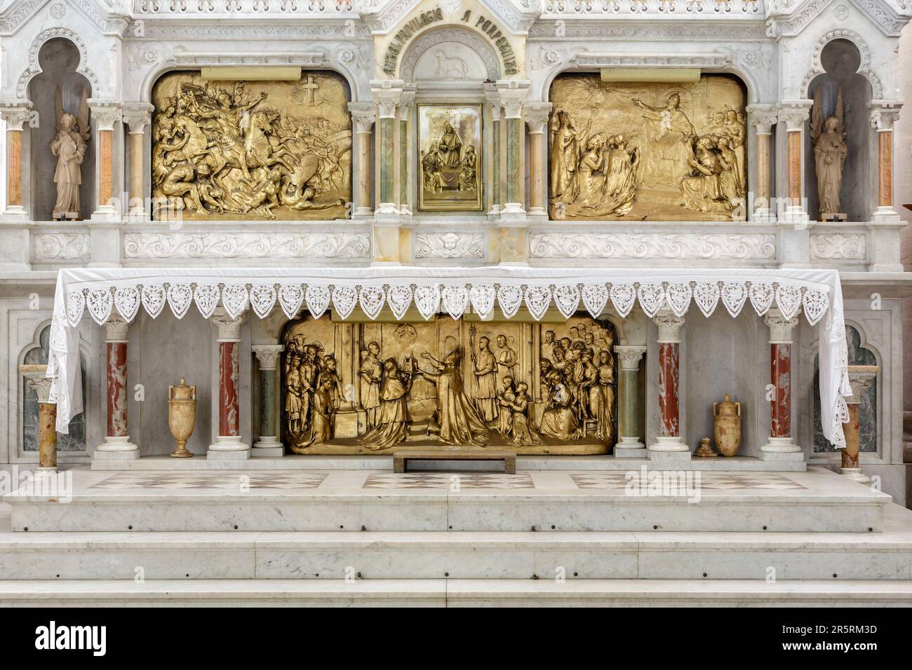 Francia, Meurthe et Moselle, Nancy, la basilica del Sacro cuore di Nancy in stile romano bizantino situata in Rue de Laxou, l'altare maggiore contenente alcune reliquie di Saint Pierre e Saint Paul è stato realizzato da Pierson di Vaucouleurs e Etienne Marble Company di Nancy, il bassorilievo in bronzo di uno dei creatori dell'Ecole de Nancy (scuola di Nancy) in stile Art Nouveau con sulla sinistra l'aspetto della croce illuminata a Constantin nel 312, sulla destra, il cuore Holly in basso MRG Turinaz e Chanoine Blaise mostrano la basilica al cuore Holly Foto Stock