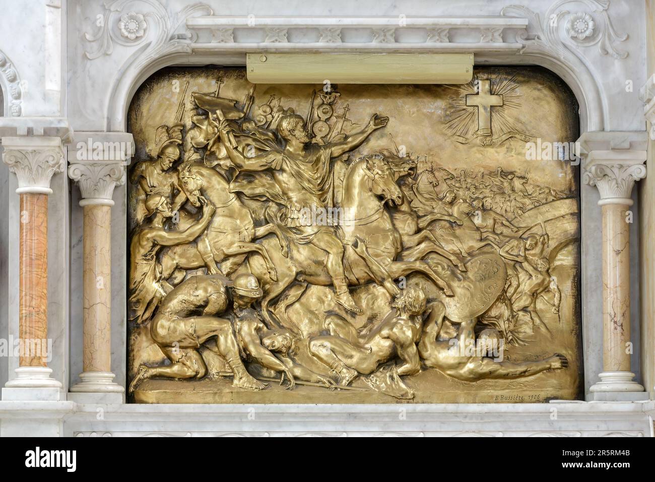 Francia, Meurthe et Moselle, Nancy, la basilica del Sacro cuore di Nancy in stile romano bizantino situata in Rue de Laxou, l'altare maggiore contenente alcune reliquie di Saint Pierre e Saint Paul è stato realizzato da Pierson di Vaucouleurs e Etienne Marble Company di Nancy, il bassorilievo in bronzo di uno dei creatori dell'Ecole de Nancy (scuola di Nancy) in stile Art Nouveau rappresenta l'aspetto della croce illuminata a Constantin nel 312 Foto Stock