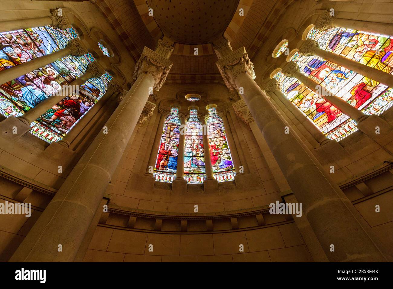 Francia, Meurthe et Moselle, Nancy, la basilica del Sacro cuore di Nancy in stile romano bizantino situata in Rue de Laxou, le vetrate del coro del maestro vetraio Joseph Janin nel 1905, i teli che visitano la mangiatoia sulla destra, l'ultima cena a sinistra entrambe distrutte dai bombardamenti nel 1917, restaurata nel 1921 dal figlio maestro vetraio Georges Janin, Gesù sulla croce da Joseph Janin nel mezzo Foto Stock