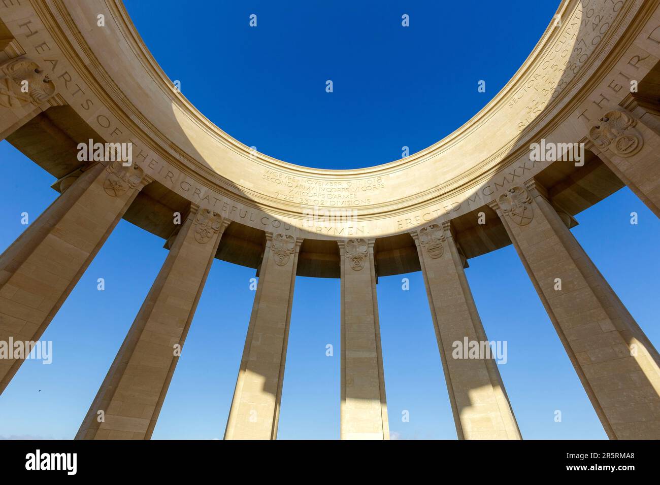 Francia, Mosa, Lorena Regional parc, Cotes de Meuse, Montsec, Butte de Montsec, memoriale di guerra di Montsec prodotto dallo scultore Egerton Swarthout, costruito con pietra calcarea di Euville nel 1930, commemora gli attacchi compiuti dall'esercito americano dal 12 al 14 settembre 1918 e dal 9 all'11 novembre 1918 per prendere la St. Mihiel saliente. Al centro del colonnato si trova una mappa di bronzo che illustra la posizione della chiesa di San Fronti salienti di Mihiel. Foto Stock