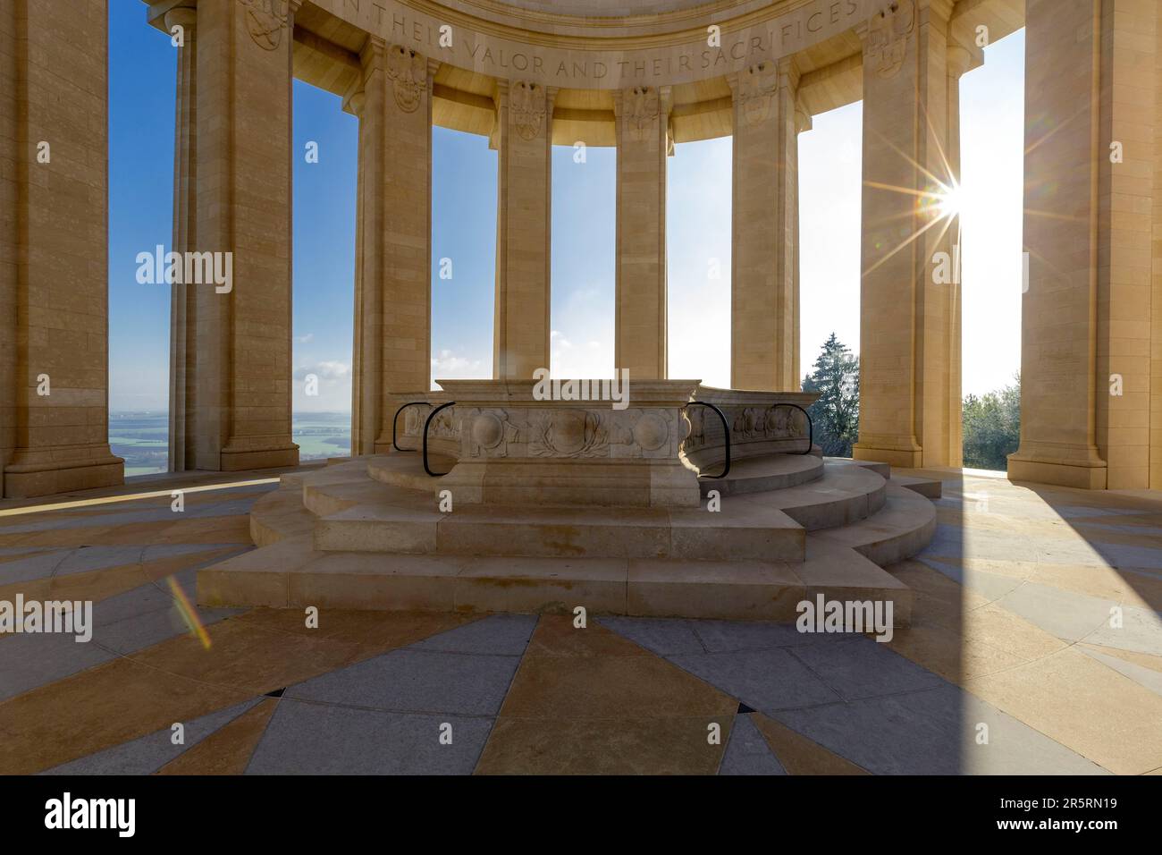 Francia, Mosa, Lorena Regional parc, Cotes de Meuse, Montsec, Butte de Montsec, memoriale di guerra di Montsec prodotto dallo scultore Egerton Swarthout, costruito con pietra calcarea di Euville nel 1930, commemora gli attacchi compiuti dall'esercito americano dal 12 al 14 settembre 1918 e dal 9 all'11 novembre 1918 per prendere la St. Mihiel saliente. Al centro del colonnato si trova una mappa di bronzo che illustra la posizione della chiesa di San Fronti salienti di Mihiel. Foto Stock