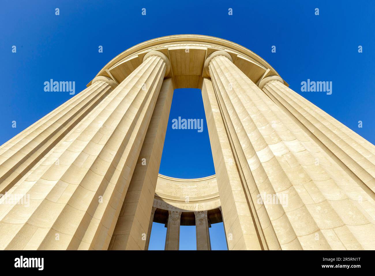 Francia, Mosa, Lorena Regional parc, Cotes de Meuse, Montsec, Butte de Montsec, memoriale di guerra di Montsec prodotto dallo scultore Egerton Swarthout, costruito con pietra calcarea di Euville nel 1930, commemora gli attacchi compiuti dall'esercito americano dal 12 al 14 settembre 1918 e dal 9 all'11 novembre 1918 per prendere la St. Mihiel saliente. Al centro del colonnato si trova una mappa di bronzo che illustra la posizione della chiesa di San Fronti salienti di Mihiel. Foto Stock
