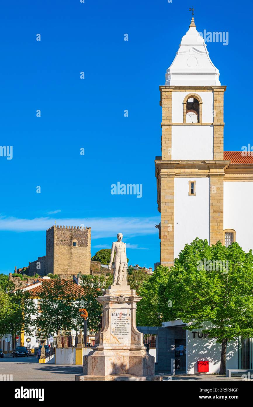 Portogallo, regione dell'Alentejo, Castelo de vide, Praka de Dom Pedro V, statua del re Pietro V di fronte alla chiesa di Santa Maria da Devesa, castello medievale nelle retrovie Foto Stock