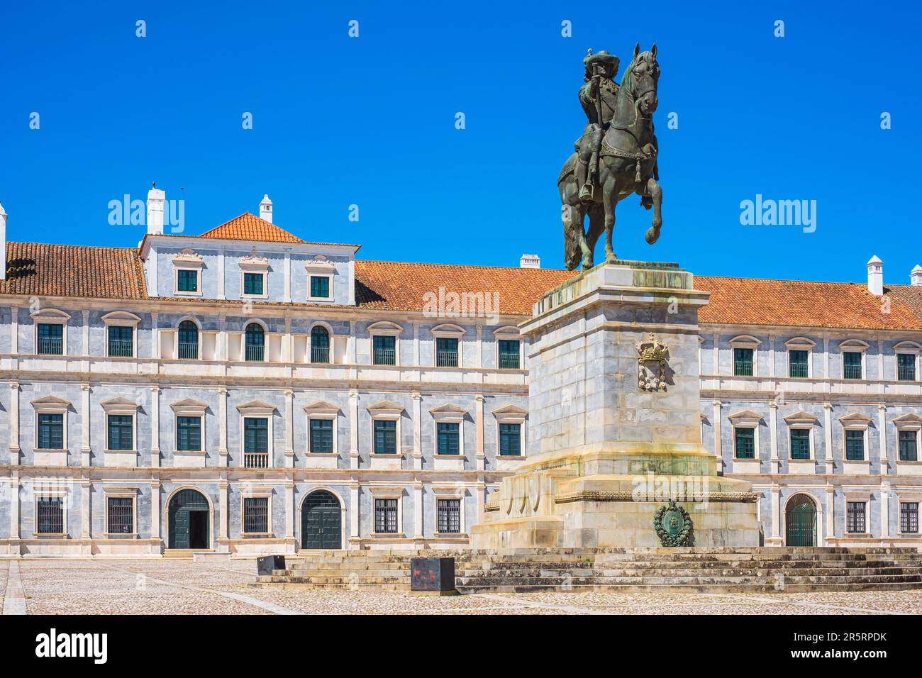 Portogallo, regione dell'Alentejo, Vila Vicosa, Palazzo Ducale o Palazzo reale, costruito nel XVI secolo, ex palazzo dei duchi di Braganza e residenza preferita della famiglia reale prima della proclamazione della repubblica nel 1910, statua equestre di re Gioao IV (1604-1656) Foto Stock