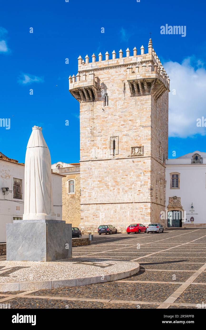 Portogallo, regione dell'Alentejo, Estremoz, hotel di lusso Pousada Castelo Estremoz nel castello medievale costruito da Dom Dinis per la Regina Santa Isabel nel XIII secolo, il sotterraneo o la Torre delle tre corone Foto Stock