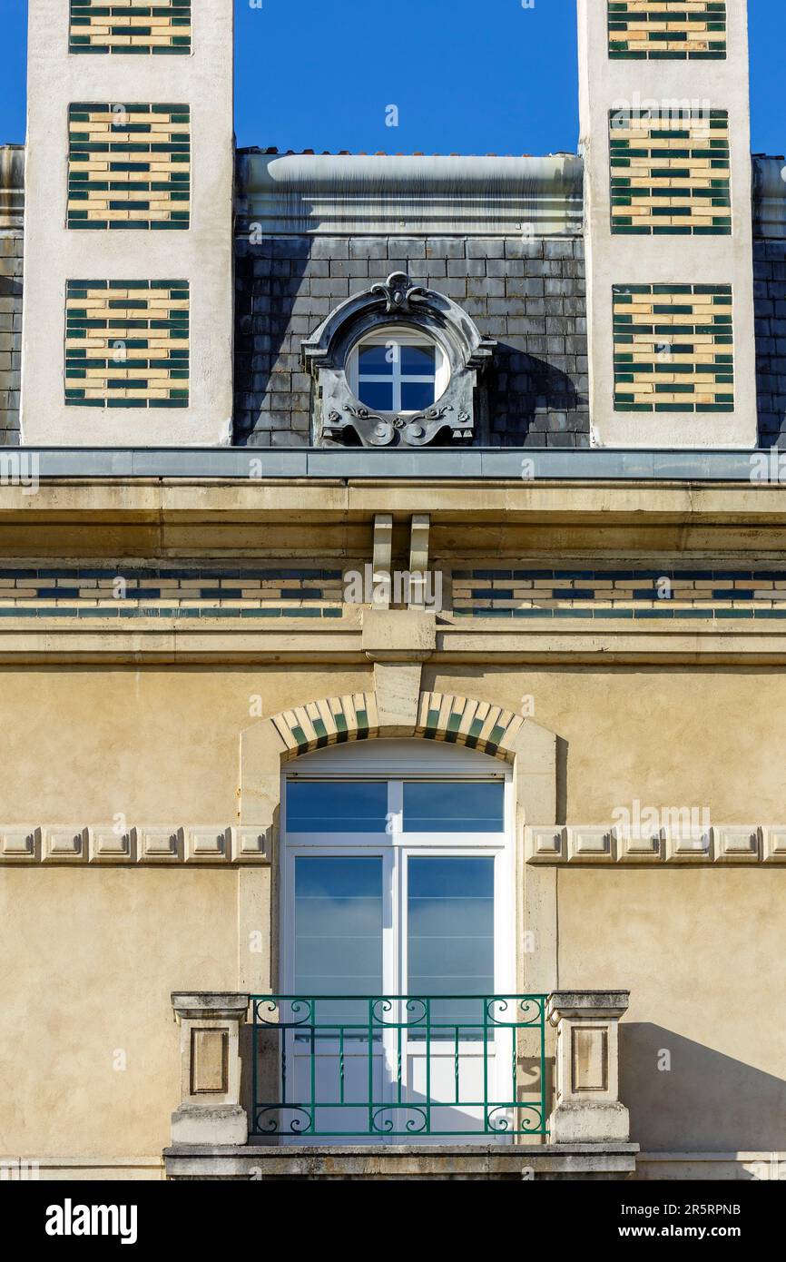 Francia, Meurthe et Moselle, Nancy, particolare di camini con decorazione fatta di mattoni colorati di una casa situata Rue des Freres Voirin Foto Stock