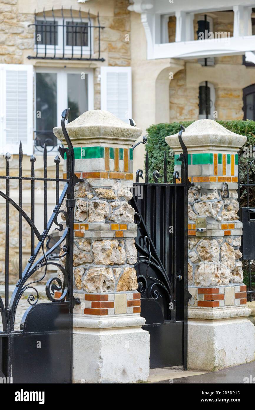 Francia, Meurthe et Moselle, Nancy, dettaglio della porta e della recinzione e della facciata della Villa Marguerite in stile Art Nouveau costruita tra il 1902 e il 1903 dall'ingegnere Henri Gutton e dall'architetto Joseph Hornecker per Aimé Prost ingegnere e amministratore delle saline di Bosserville situate in Rue du Colonel Renard a Parc de Saurupt (Saurupt parc) Foto Stock