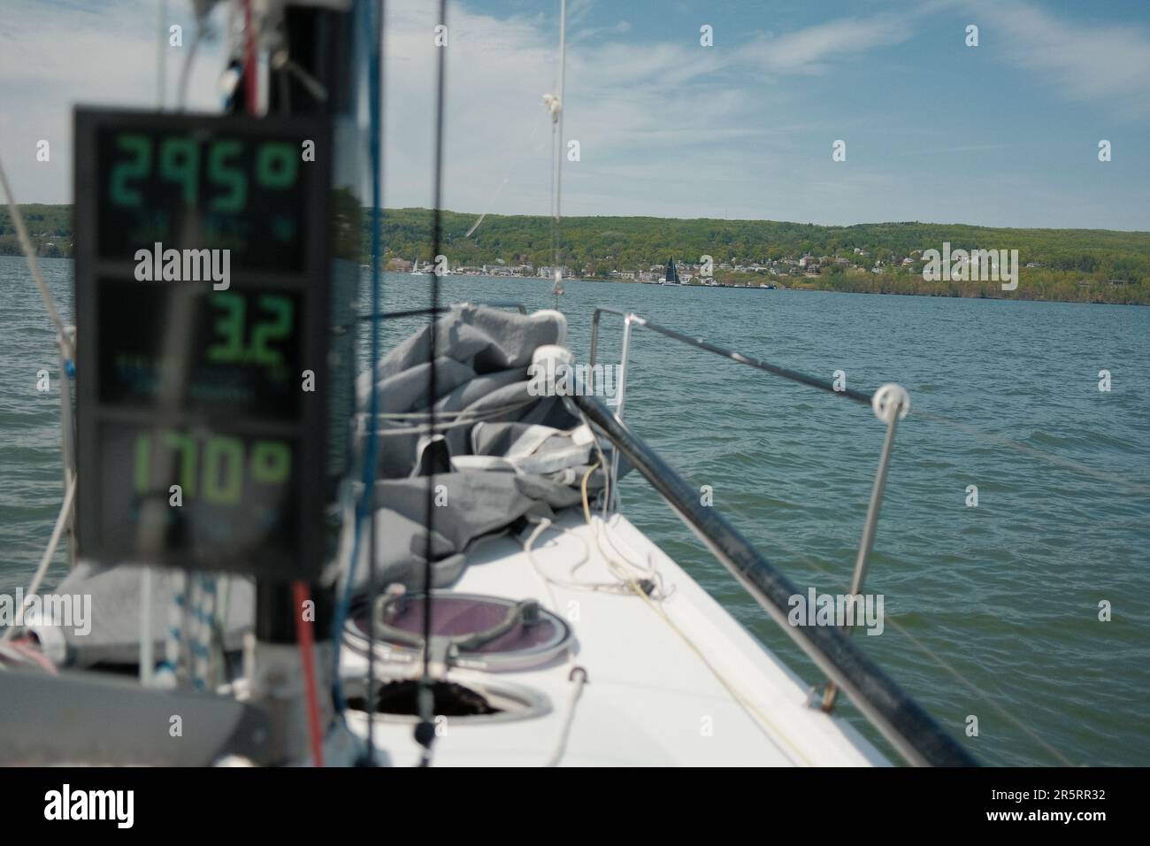 Un termometro elettronico sul lato di una barca che si innaffia in acqua Foto Stock