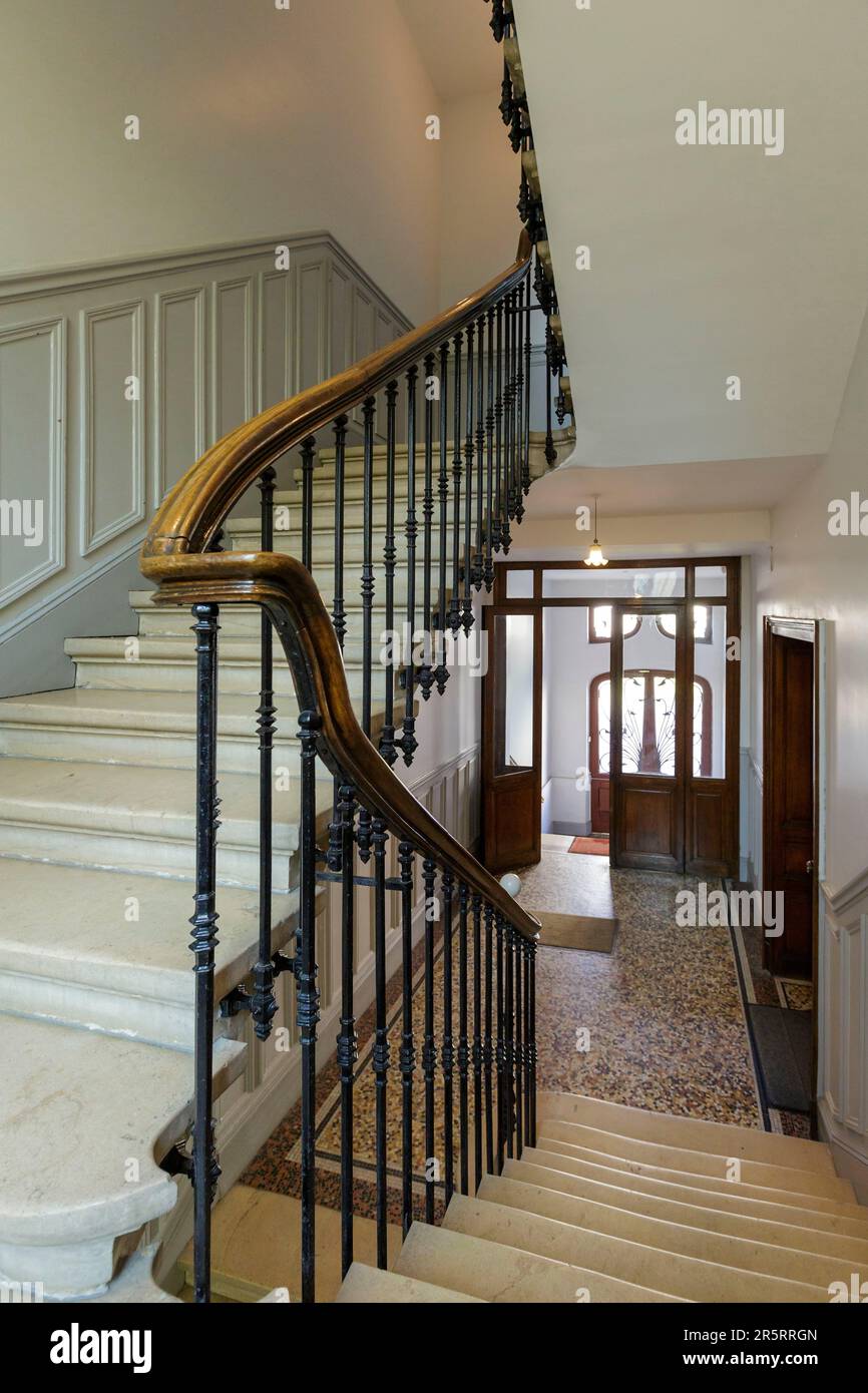 Francia, Meurthe et Moselle, Nancy, scalinata e sala d'ingresso dell'edificio lombardo costruito in stile Art Nouveau nel 1902 dall'architetto dell'Ecole de Nancy (Scuola di Nancy) Emile Andre situato in Avenue Foch Foto Stock