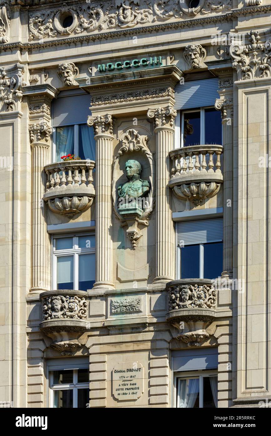 Francia, Meurthe et Moselle, Nancy, facciata di un edificio borghese in stile neoclassico ed eclettico con una cassa del generale Drouot sulla facciata costruita dall'architetto Auguste Thierry nel 1903 in rue Saint Leon Foto Stock
