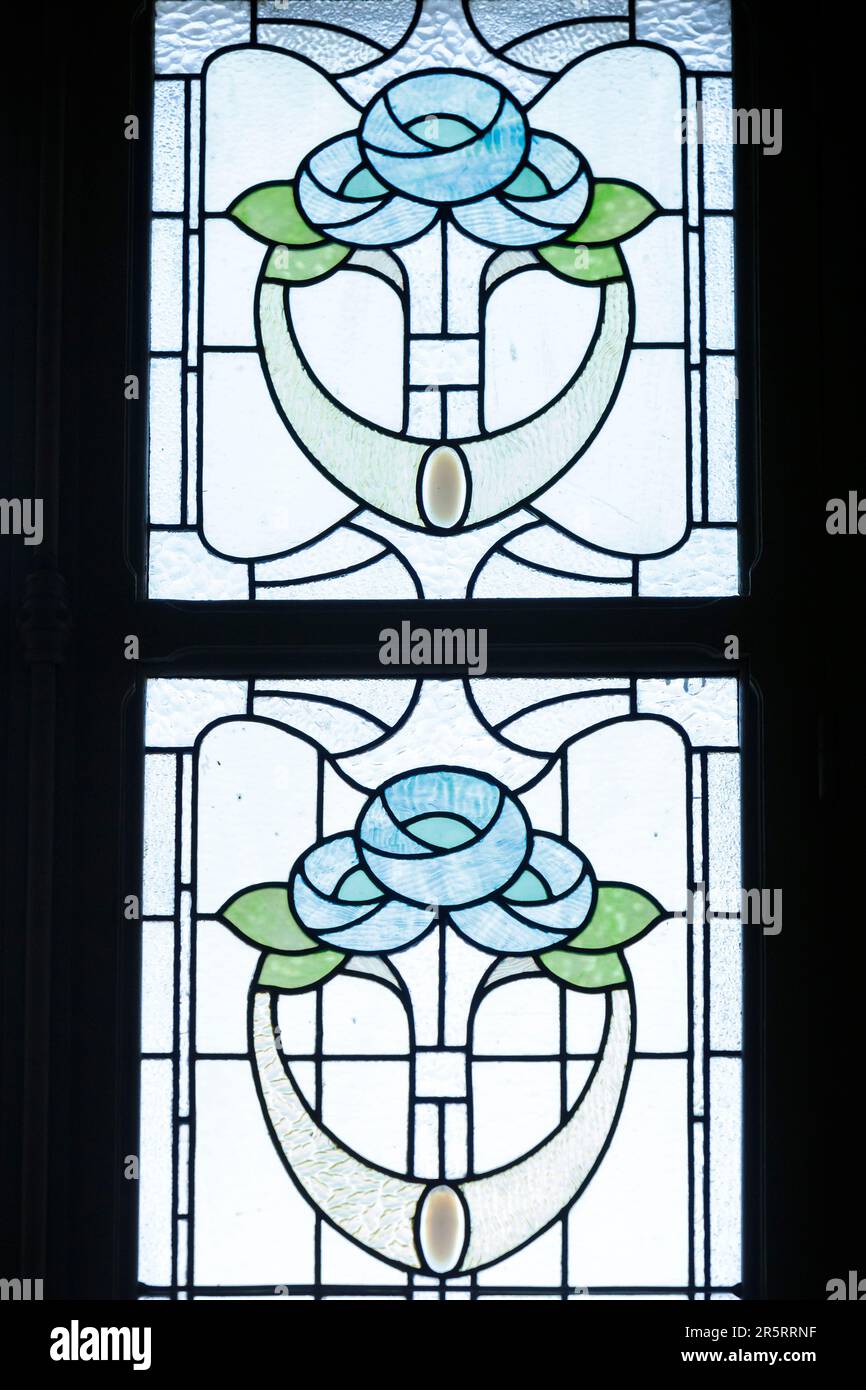 Francia, Meurthe et Moselle, Nancy, dettaglio di una vetrata raffigurante rose del maestro vetraio Georges Janin all'interno di una villa che mescola stili Art Nouveau e Art Deco costruita nel 1922 dall'architetto Louis Deon in Rue Victor Hugo Foto Stock