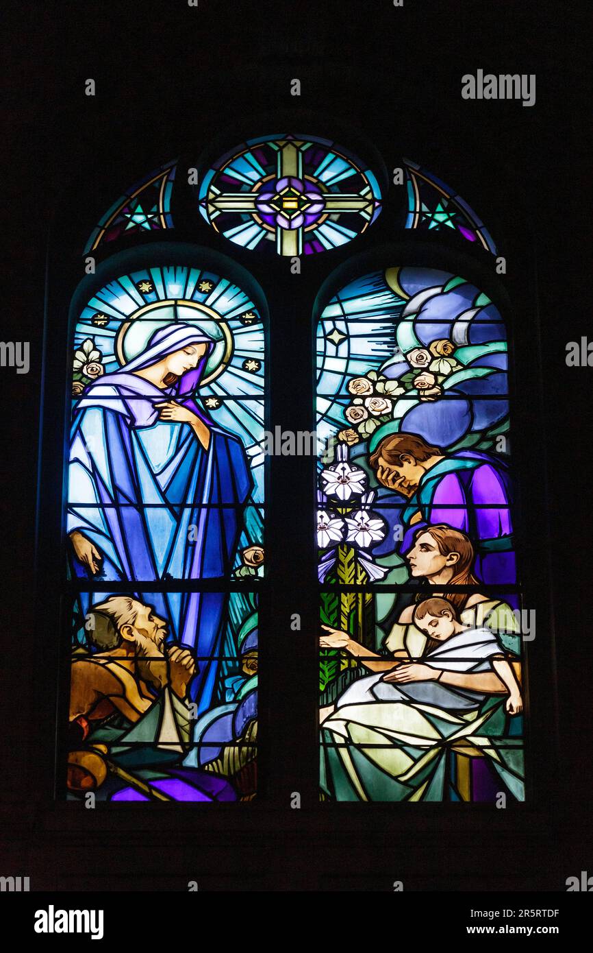 Francia, Meurthe et Moselle, Nancy, 1935 vetrate colorate in stile Art Deco che rappresentano la Vergine Maria che protegge il popolo dal maestro vetraio Georges Janin nella cappella dell'Hopital Central de Nancy costruita dall'architetto Prosper Morey tra il 1879 e il 1883, situata in Avenue De Lattre de Tassigny Foto Stock
