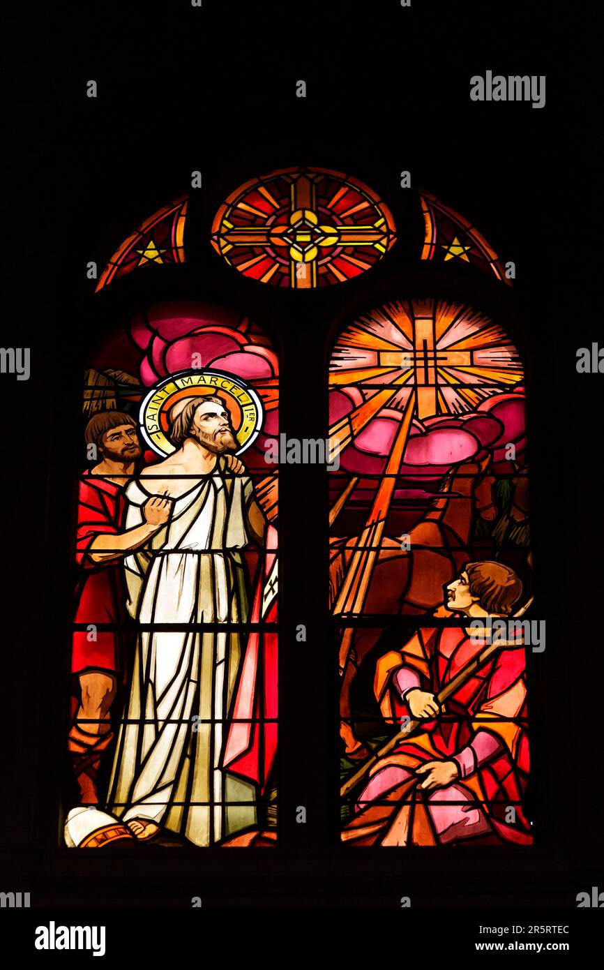 Francia, Meurthe et Moselle, Nancy, 1935 vetrate colorate che rappresentano Saint Marcel in stile Art Deco dal maestro vetraio Georges Janin nella cappella dell'Hopital Central de Nancy costruita dall'architetto Prosper Morey tra il 1879 e il 1883 e situata in Avenue De Lattre de Tassigny Foto Stock