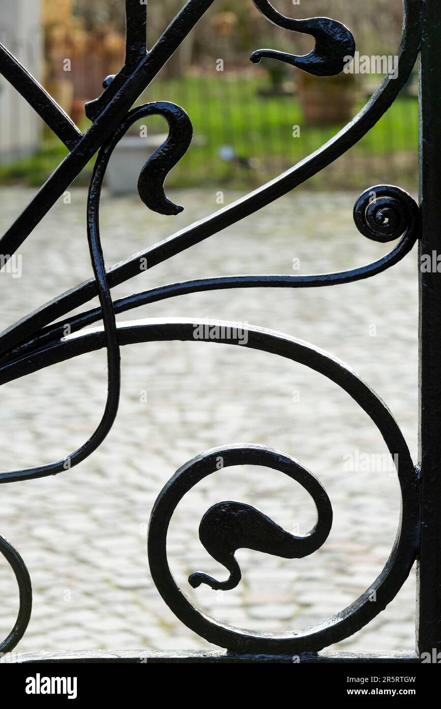 Francia, Meurthe et Moselle, Nancy, dettaglio della ferriera in ferro battuto della recinzione di Villa Marguerite, una villa in stile Art Nouveau costruita nel 1904 dagli architetti Henri Gutton e Joseph Hornecker per Aime Prost ingegnere capo e amministratore delle saline di Bosserville situata in Rue du Colonel Renard nel quartiere Cité Jardin du Parc de Saurupt Foto Stock