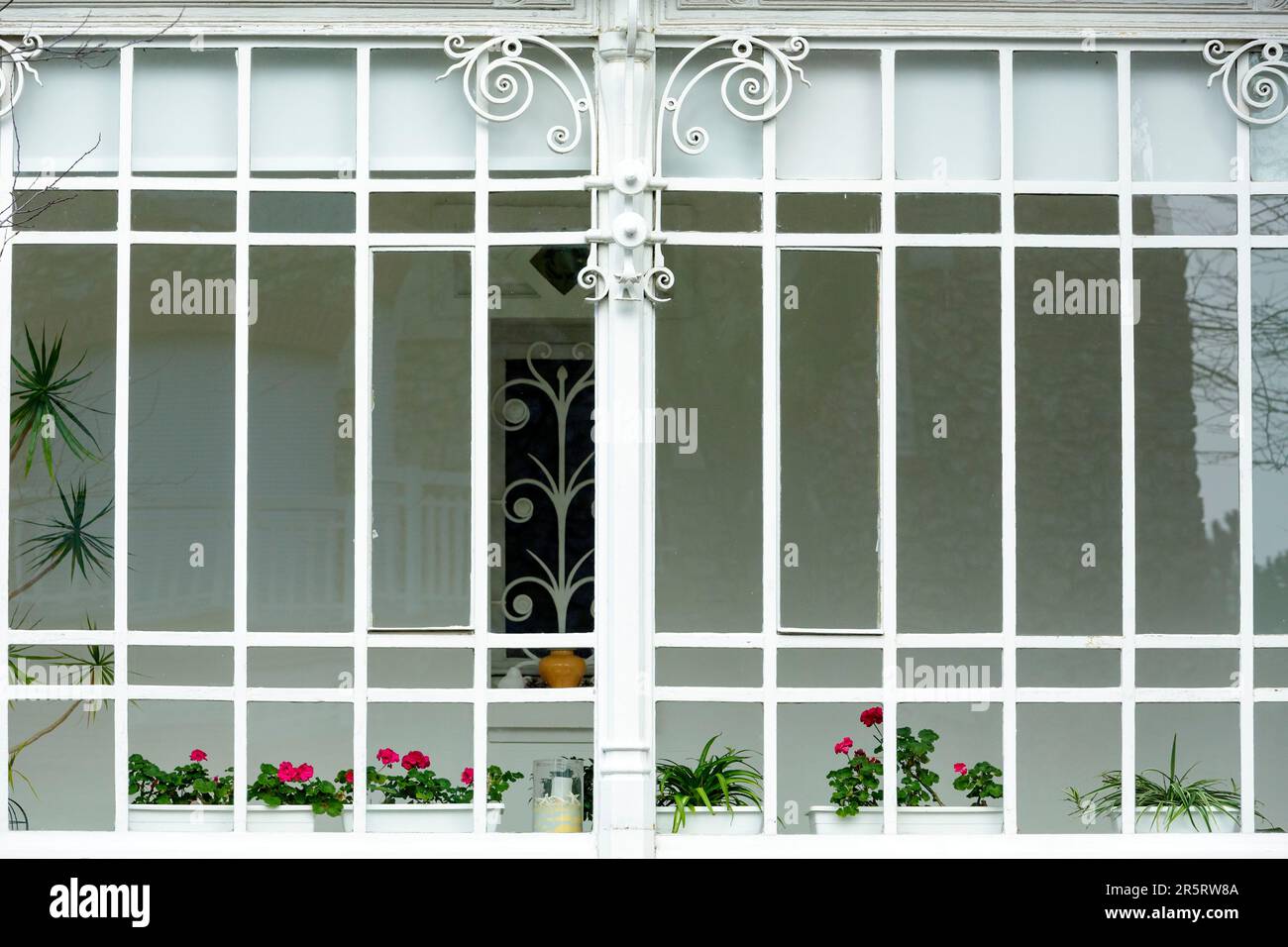 Francia, Meurthe et Moselle, Nancy, dettaglio della ferriera in ferro battuto della veranda di una casa in stile Art Nouveau situata all'angolo tra Rue du Colonel Renard e Rue des Brice nel quartiere Parc de Saurupt Foto Stock