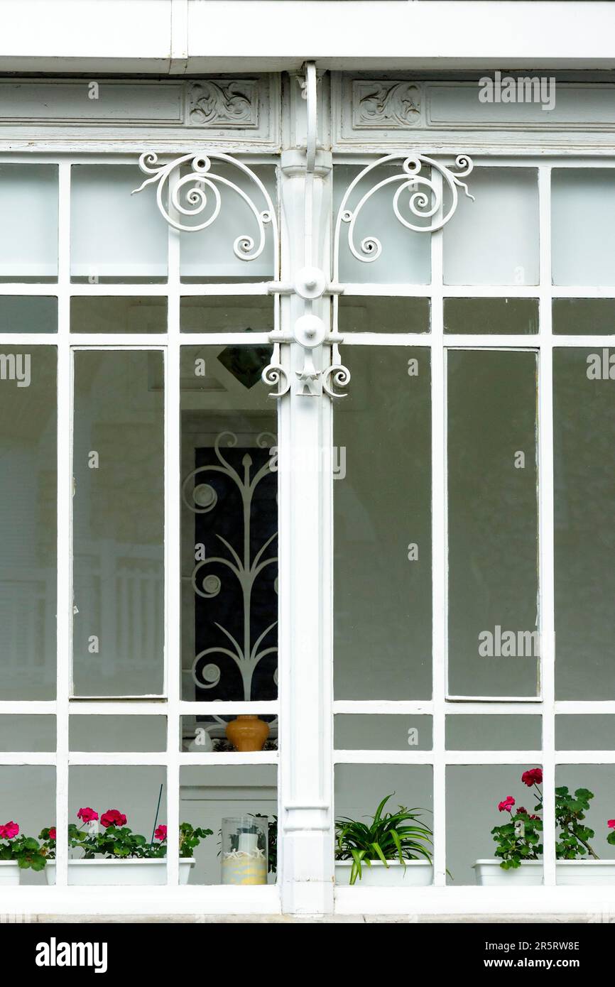Francia, Meurthe et Moselle, Nancy, dettaglio della ferriera in ferro battuto della veranda di una casa in stile Art Nouveau situata all'angolo tra Rue du Colonel Renard e Rue des Brice nel quartiere Parc de Saurupt Foto Stock