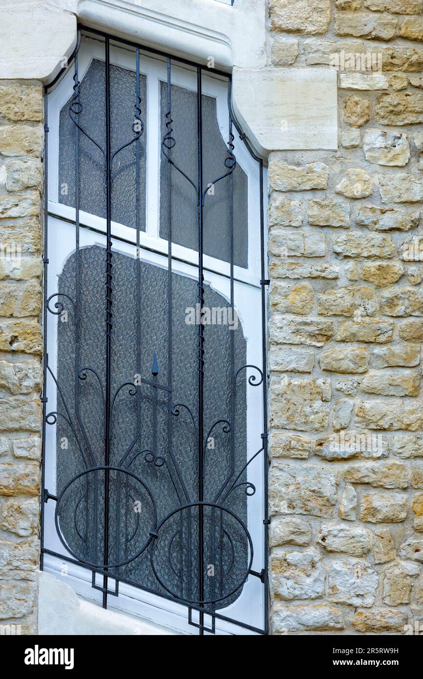 Francia, Meurthe et Moselle, Nancy, dettaglio della ferriera in ferro battuto di una finestra della casa chiamata Villa Marguerite costruita tra il 1902 e il 1903 dagli architetti Joseph Hornecker e Henri Gutton in stile Art Nouveau per Aime Prost, l'amministratore delle saline di Bosserville e l'ingegnere si trovano in Rue du Colonel Renard nel quartiere Parc de Saurupt Foto Stock
