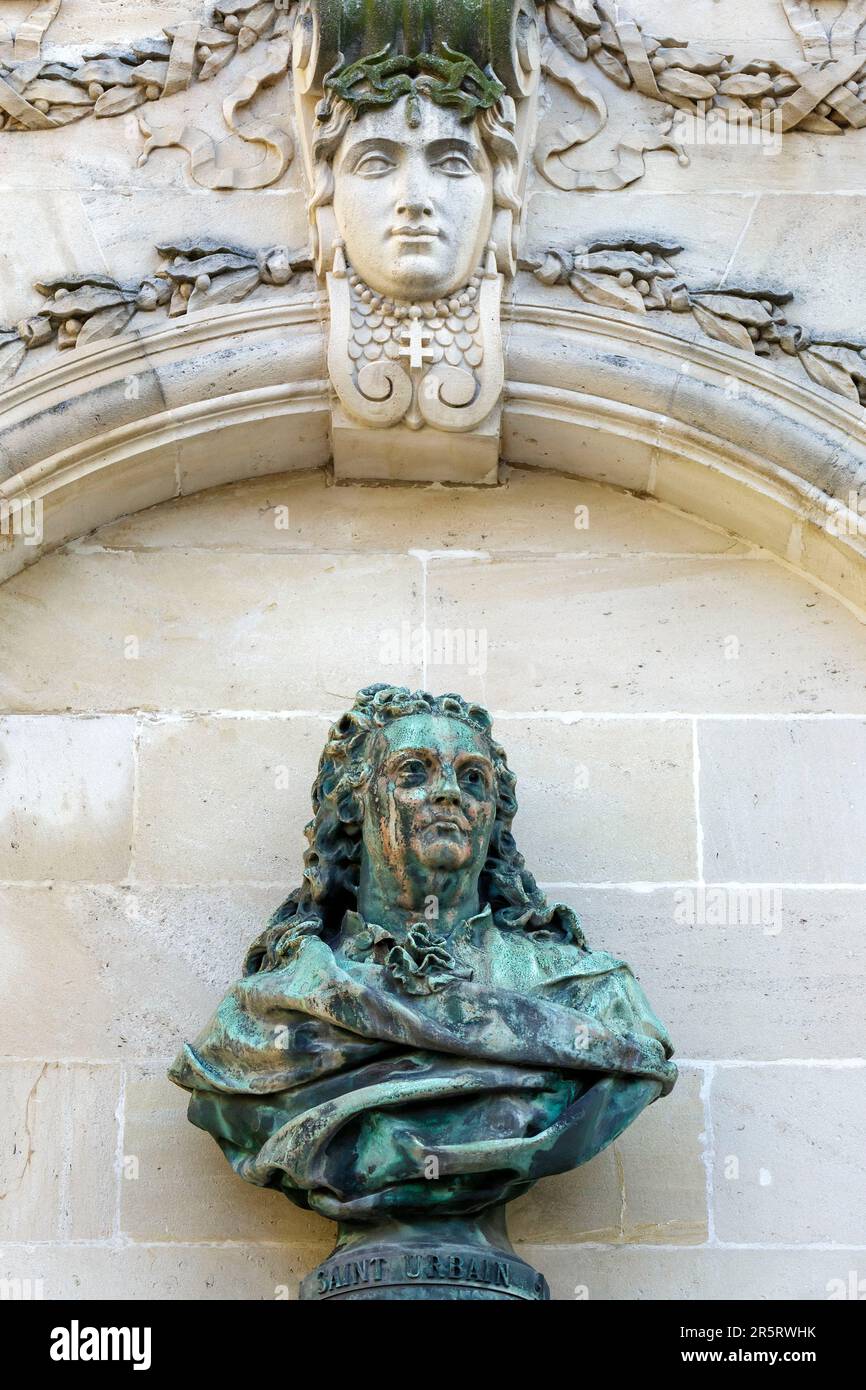 Francia, Meurthe et Moselle, Nancy, scultura raffigurante Ferdinand de Saint Urbain, architetto, maestro incisore e illsutratore di Charles Pretre sulla facciata neoclassica della fontana Vaudemont situata nell'area di Place Stanislas (piazza Stanislas ex piazza reale) costruita da Stanislas Leszczynski, re di Polonia e ultimo duca di Lorena nel XVIII secolo, dichiarato Patrimonio dell'Umanità dall'UNESCO Foto Stock