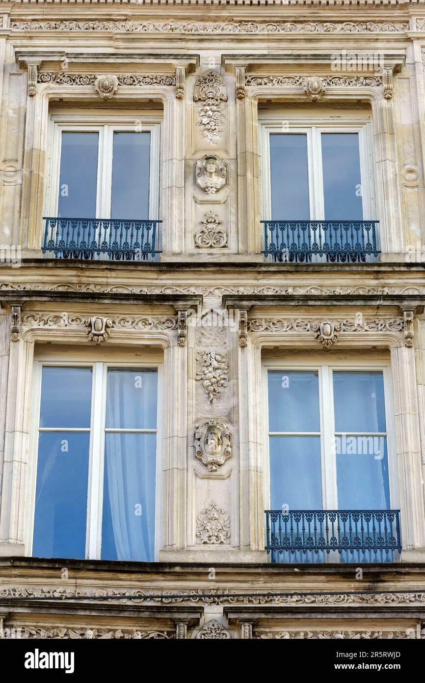Francia, Meurthe et Moselle, Nancy, facciata di un edificio con sculture che rappresentano i volti umani si trova Rue Saint Dizier Foto Stock