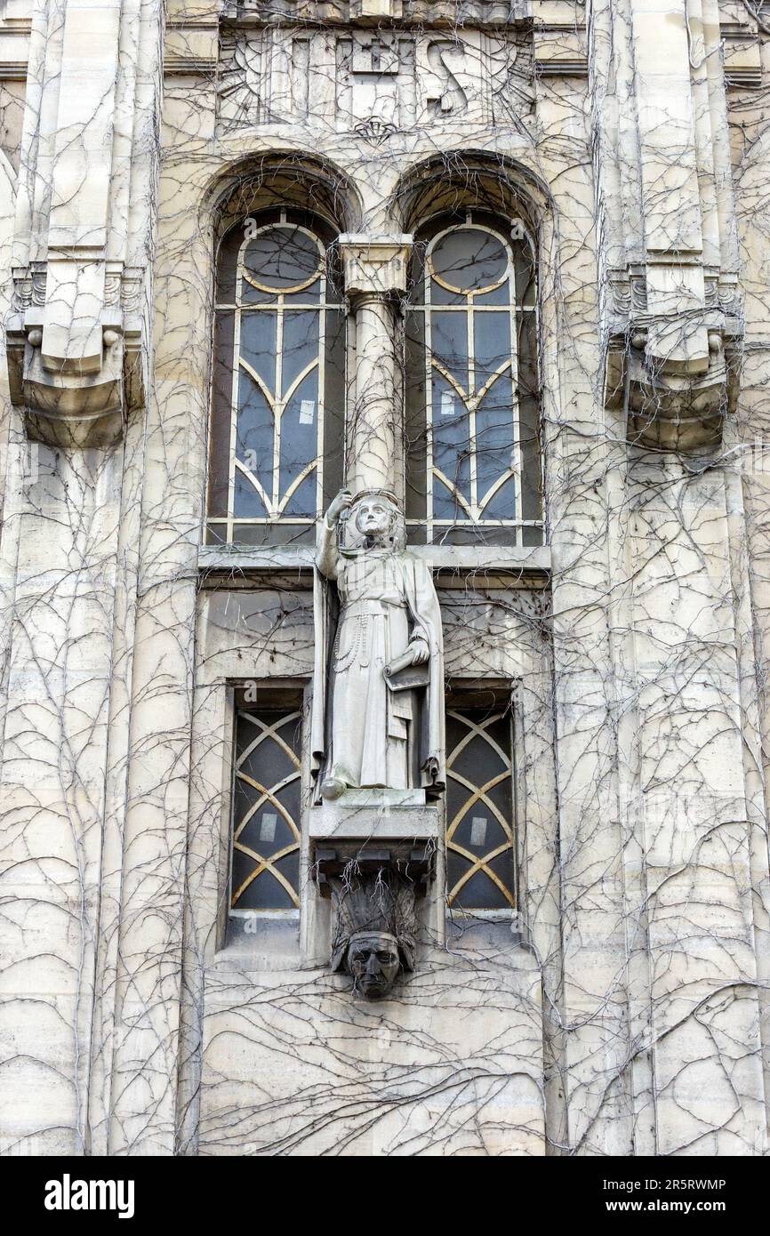 Francia, Meurthe et Moselle, Nancy, scultura in pietra attribuita a Victor Huel figlio che rappresenta padre Marquette, un sacerdote gesuita e missionario, esploratore della regione del Mid West in America, con in mano una mappa e un crocifisso, ispirato a padre Lejosne, cappellano del Groupe des Etudiants Catholiques GEC (gruppo di studenti cattolici) sulla facciata del Pavillon Marquette costruito nel 1931 su progetto dell'architetto Jules Criqui in stile Art Deco si trova Rue Baron Louis Foto Stock