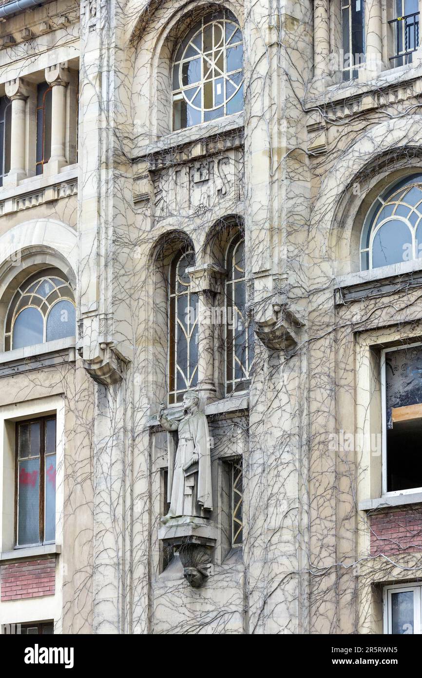 Francia, Meurthe et Moselle, Nancy, scultura in pietra attribuita a Victor Huel figlio che rappresenta padre Marquette, un sacerdote gesuita e missionario, esploratore della regione del Mid West in America, con in mano una mappa e un crocifisso, ispirato a padre Lejosne, cappellano del Groupe des Etudiants Catholiques GEC (gruppo di studenti cattolici) sulla facciata del Pavillon Marquette costruito nel 1931 su progetto dell'architetto Jules Criqui in stile Art Deco si trova Rue Baron Louis Foto Stock