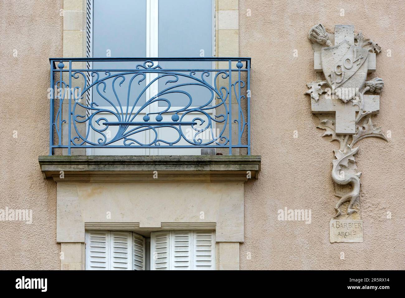 Francia, Meurthe et Moselle, Nancy, facciata di una casa in stile Art Nouveau con un guardrail finestra in ferro battuto e la croce di Lorena con il cardo scolpito sulla facciata costruita dall'architetto A.Barbier nel 1904 situato in Rue Felix Faure nel quartiere termale di Nancy Foto Stock