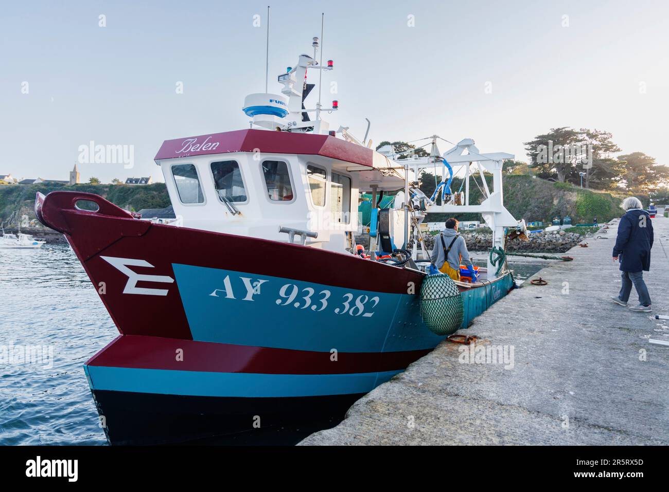 Francia, Morbihan, Houat Island, ritorno dalla pesca al porto di Saint-Gildas Foto Stock