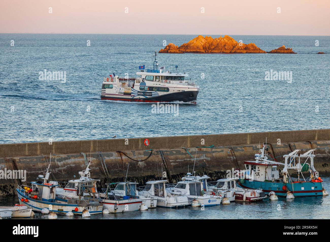 Francia, Morbihan, Houat Island, la nave Melvan della società Océane arriva a Houat Foto Stock