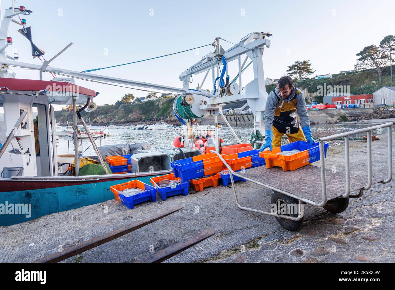 Francia, Morbihan, Houat Island, ritorno dalla pesca al porto di Saint-Gildas Foto Stock