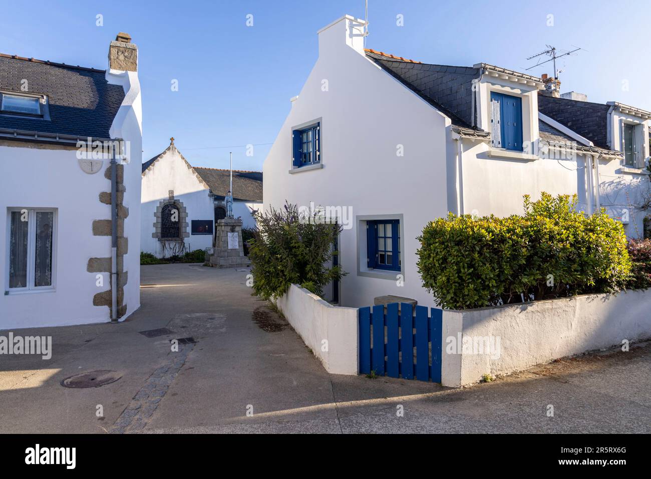 Francia, Morbihan, Houat Island, le case fiorite del villaggio Foto Stock