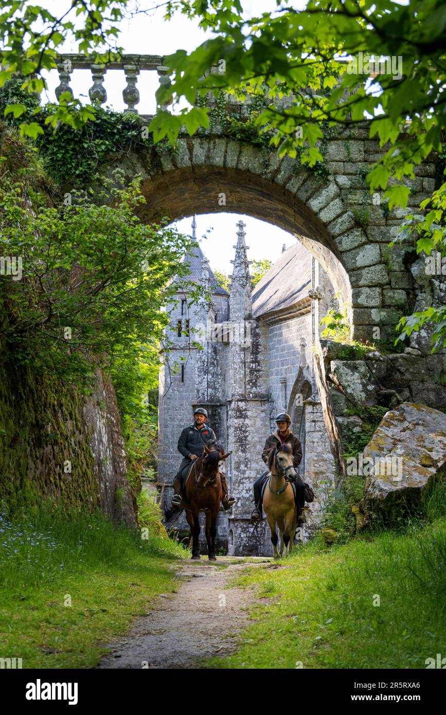 Francia, Morbihan, le Faouet, cavalieri intorno alla Cappella Sainte-Barbe Foto Stock