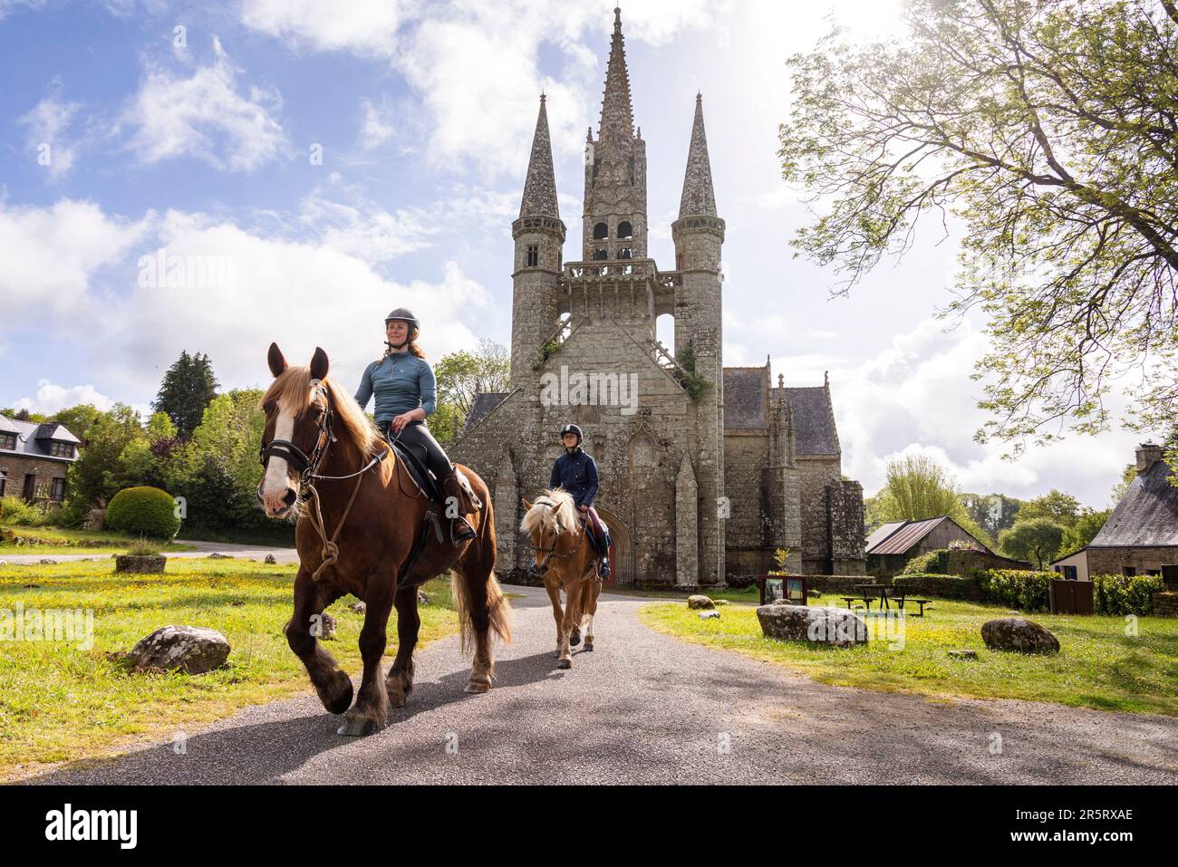 Francia, Morbihan, cavalieri vicino alla cappella Saint-Fiacre Foto Stock