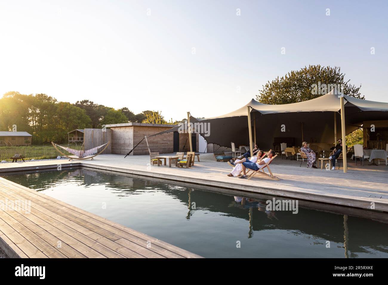 Francia, Morbihan, Ploemel, terrazza e piscina dell'insolito alloggio sito Dihan Foto Stock