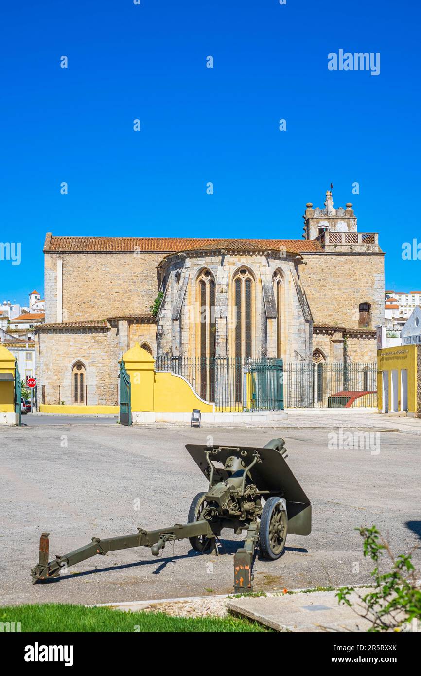 Portogallo, regione dell'Alentejo, Elvas, città fortificata della guarnigione (patrimonio mondiale dell'UNESCO), convento di Sao Domingos vicino al Museo militare Foto Stock