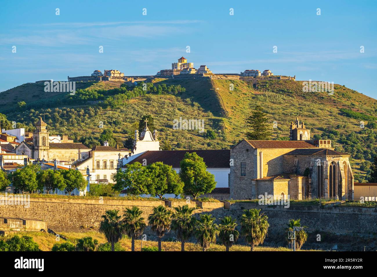 Portogallo, regione dell'Alentejo, Elvas, città fortificata di guarnigione (patrimonio dell'umanità dell'UNESCO), convento di Sao Domingos e forte di Nossa Senhora da Grac sullo sfondo Foto Stock