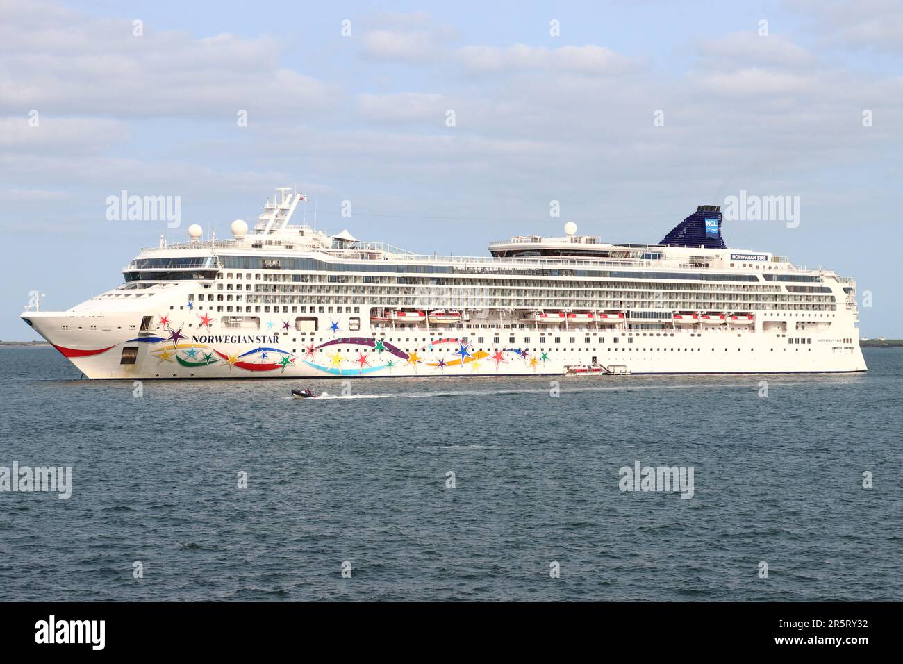 Norwegian Star, linea di crociera NCL, ormeggiata al largo di Dunmore East, Contea di Waterford, Irlanda Foto Stock