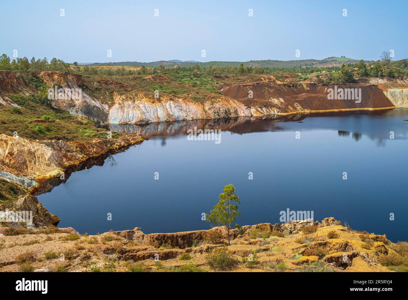 Portogallo, regione di Alentejo, dintorni di Mertola, Mina de Sao Domingos, ex miniera di rame a cielo aperto chiusa nel 1966 Foto Stock