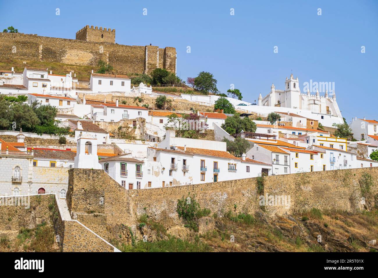 Portogallo, regione dell'Alentejo, Mertola, il castello medievale domina la cittadella e la chiesa di Matriz nostra Signora dell'Assunzione Foto Stock