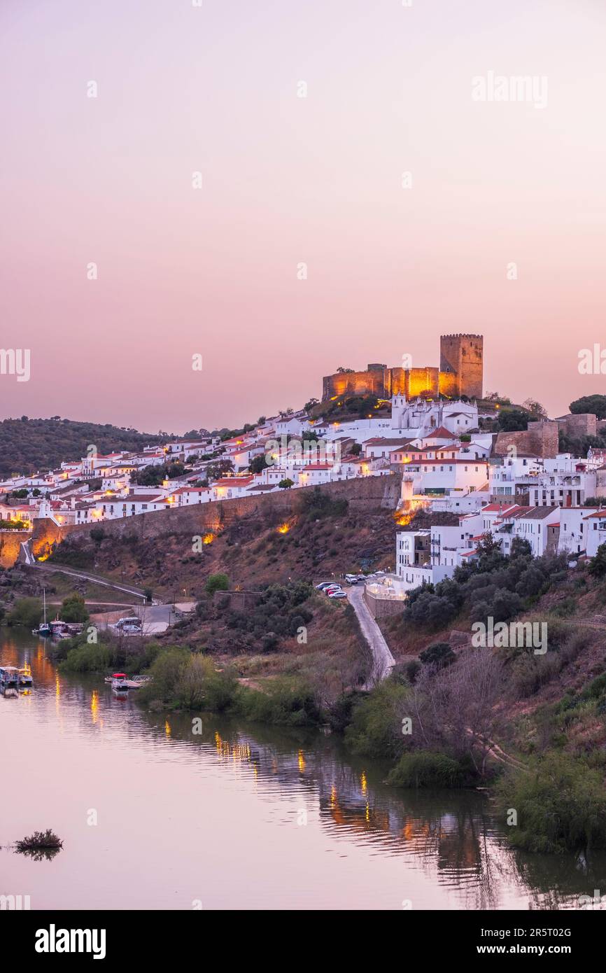Portogallo, regione dell'Alentejo, Mertola, cittadella sulle rive del fiume Guadiana dominata dal suo castello medievale Foto Stock
