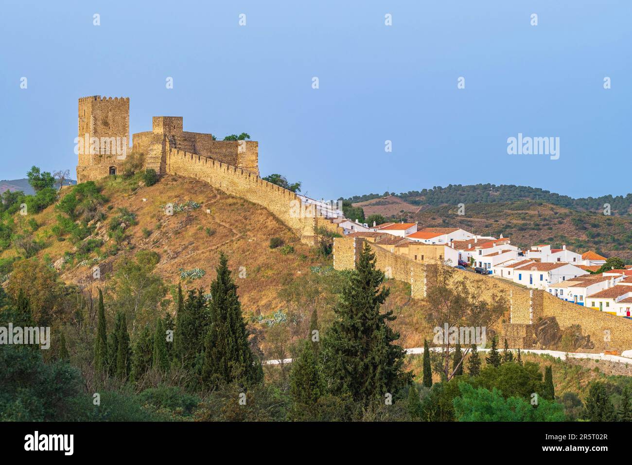 Portogallo, regione dell'Alentejo, Mertola, il castello medievale domina la cittadella Foto Stock