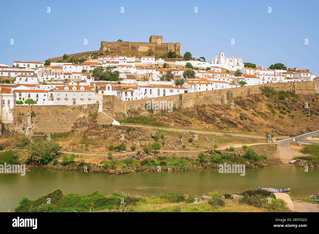 Portogallo, regione dell'Alentejo, Mertola, cittadella sulle rive del fiume Guadiana dominata dal suo castello medievale Foto Stock