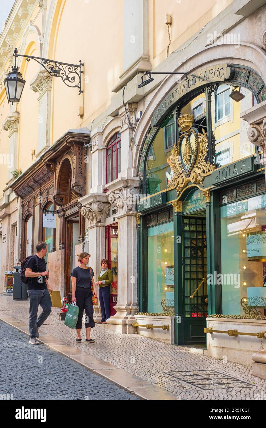 Portogallo, Lisbona, quartiere di Chiado, negozi lungo Rua do Carmo Foto Stock