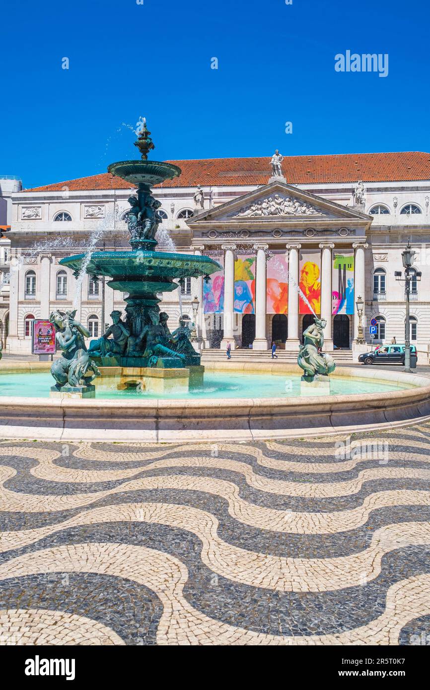 Portogallo, Lisbona, quartiere Baixa de Lisboa, Piazza del Re Pietro IV (Praca Dom Pedro IV), Teatro Nazionale di Dona Maria II e fontana settentrionale Foto Stock