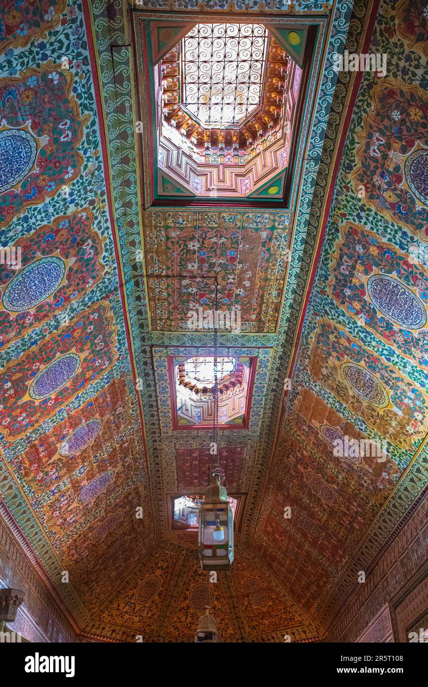 Marocco, Marrakech, città imperiale, la medina (sito patrimonio dell'umanità dell'UNESCO), il Palazzo Bahia, ex palazzo del XIX secolo, uno dei capolavori dell'architettura marocchina e dell'arte marocchina, soffitto in cedro dipinto Foto Stock